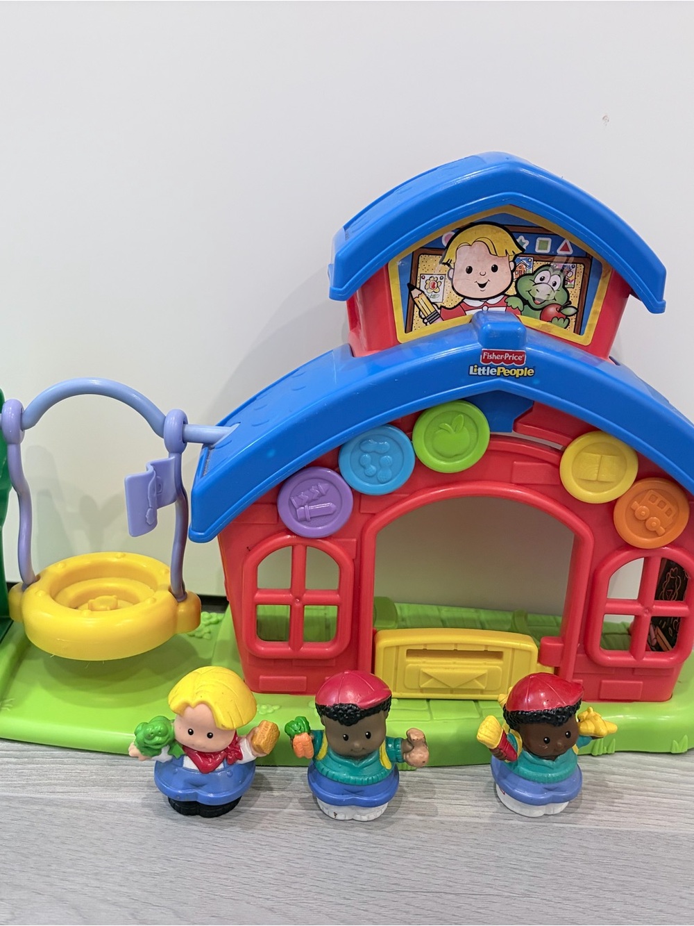 2009 Fisher Price Little People School with 3 Figurines